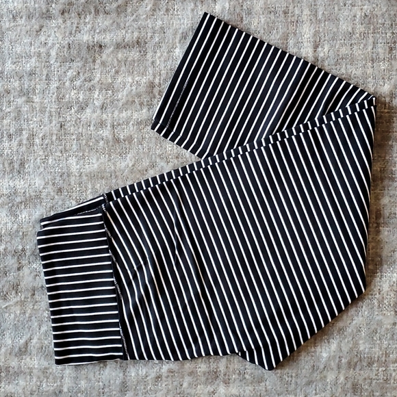 Lululemon Wunder Under Crops - Picture 1 of 4